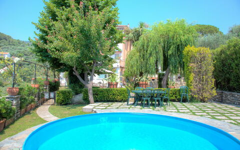 Casa Del Sole - San Bartolomeo Al Mare: Piscine, Propriété, Paysage Naturel, Immobilier, Biens, Bâtiment, Maison, Arbre, Herbe, Villa