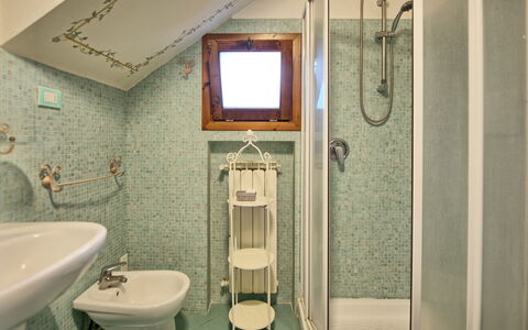 Casa Rossa: Miroir, Robinet, Propriété, Évier, Luminaire Plomberie, Lavabo, Violet, Bâtiment, Salle De Bains, Design Intérieur