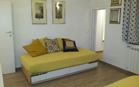 Guelfa House: Meubles, Pièce, Propriété, Lit, Chambre, Jaune, Sol, Design Intérieur, Mur, Cadre De Lit
