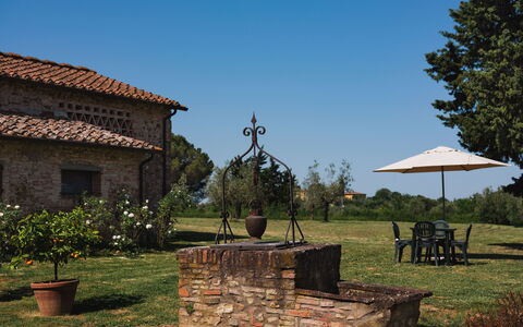 Pozzo Dei Desideri: Plante, Ciel, Propriété, Fenêtre, Bâtiment, Lot Terre, Arbre, Herbe, Ombre, Paysage