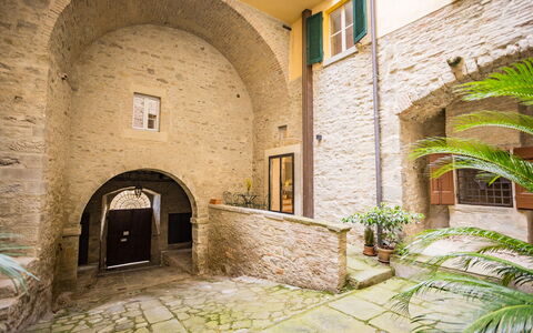 Appartamento La Corte: Plante, Vert, Bâtiment, Brique, Fenêtre, Porte, Immobilier, Terrestre Des Plantes, Façade, Brickwork