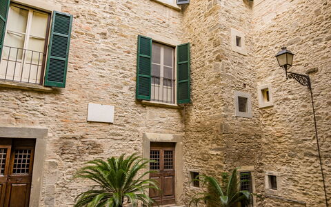 Appartamento La Corte: Fenêtre, Plante, Bâtiment, Quartier, Brique, Sol, Porte, Design Urbain, Façade