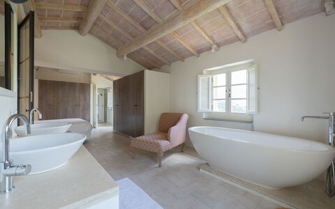 Tenuta Pomona: Salle De Bains, Luminaire Plomberie, Design Intérieur, Sol, Mur, Baignoire, Sol, Plafond, Robinet, Plomberie