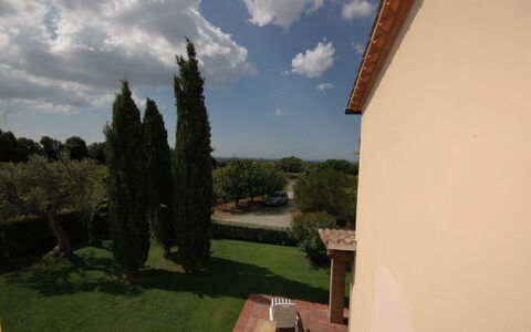 Poderino: Propriété, Ciel, Arbre, Maison, Herbe, Nuage, Pièce, Architecture, Plante, Bâtiment