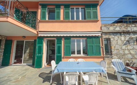 Villa Pia Con Piscina a Recco: Propriété, Maison, Bâtiment, Immobilier, Domicile, Pièce, Appartement, Façade, Architecture, Fenêtre