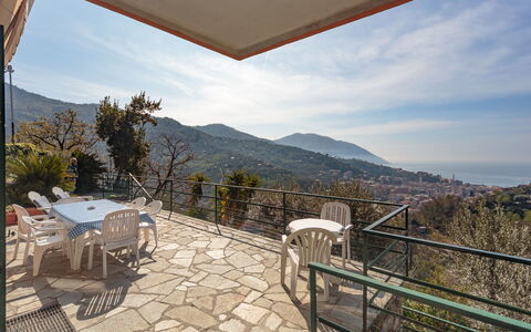 Villa Pia Con Piscina a Recco: Propriété, Ciel, Immobilier, Montagne, Maison, Bâtiment, Domicile, Pièce, Biens, Vacances