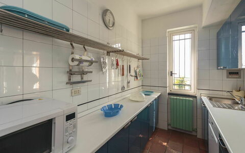 Villa Pia Con Piscina a Recco: Cabinetry, Evier, Évier, Robinet, Fenêtre, Comptoir, Cuisine, Bâtiment, Design Intérieur, Maison