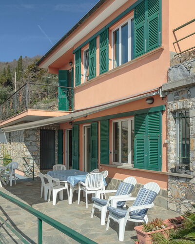 Villa Pia Con Piscina a Recco: Propriété, Maison, Bâtiment, Immobilier, Domicile, Appartement, Façade, Vacances, Architecture, Villa