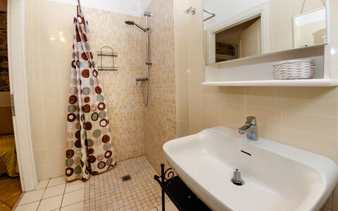 La Piccola Margherita: Salle De Bains, Propriété, Pièce, Tuile, Robinet, Design Intérieur, Mur, Luminaire Plomberie, Immobilier, Maison