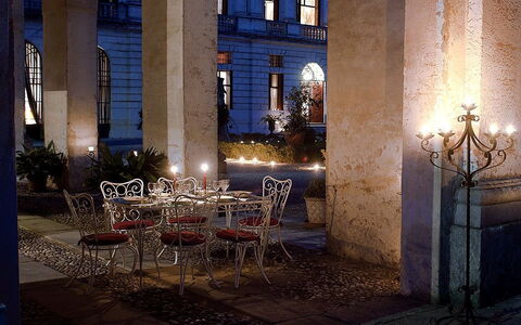 Ca' Marcello: Lumière, Éclairage, Bâtiment, Architecture, Nuit, Ciel, Arbre, Design Intérieur, Pièce, Restaurant