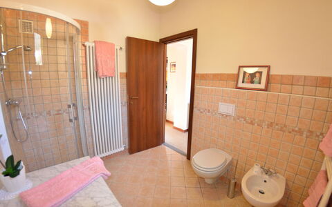 Alla Piazzetta Proprietà: Salle De Bains, Pièce, Propriété, Maison, Design Intérieur, Bâtiment, Immobilier, Luminaire Plomberie, Tuile, Sol