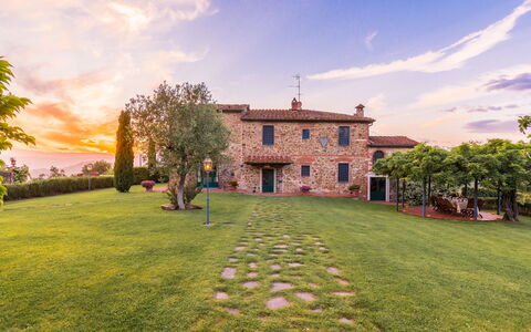 Villa Roncovisi: Propriété, Ciel, Biens, Maison, Domicile, Bâtiment, Herbe, Manoir, Immobilier, Architecture