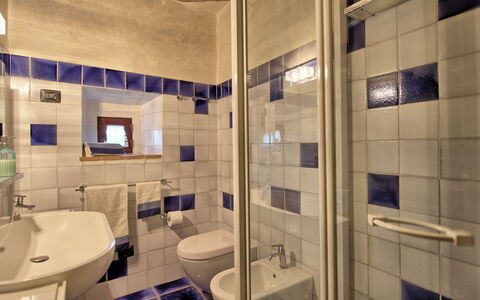 Villa Sonia: Miroir, Robinet, Luminaire Plomberie, Évier, Salle De Bains, Violet, Lavabo, Design Intérieur, Sol, Mur