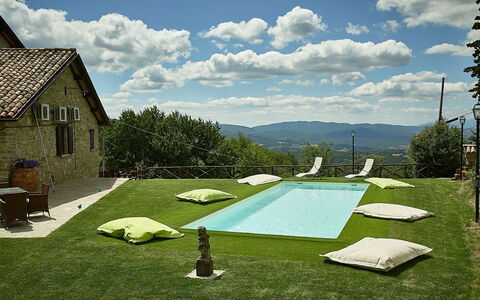 Villa Umbra: Propriété, Herbe, Paysage Naturel, Maison, Piscine, Immobilier, Domicile, Arbre, Loisir, Bâtiment