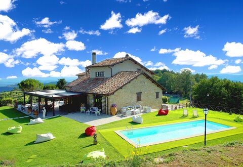 Villa Umbra: Propriété, Maison, Paysage Naturel, Ciel, Herbe, Immobilier, Domicile, Lot Terre, Bâtiment, Biens