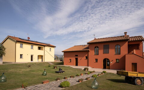 Incanto Toscano: Nuage, Plante, Ciel, Fenêtre, Bâtiment, Maison, Arbre, Lot Terre, Herbe, Chalet