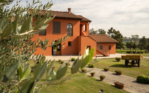 Incanto Toscano: Plante, Ciel, Bâtiment, Propriété, Fenêtre, Nuage, Maison, Arbre, Architecture, Lot Terre