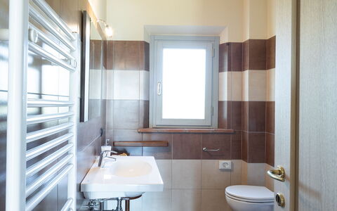 Incanto Toscano: Robinet, Luminaire Plomberie, Évier, Meubles, Lavabo, Bois, Salle De Bains, Miroir, Design Intérieur, Sol