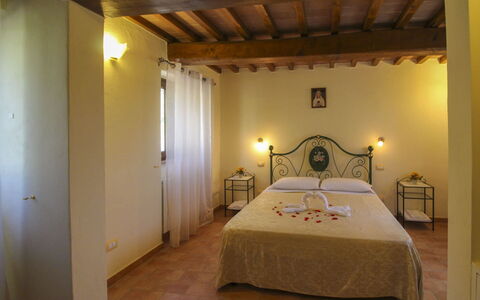 Poggio del Fabbro: Meubles, Design Intérieur, Plafond, Sol, Sol, Éclairage, Chambre, Pièce, Luminaire, Lit