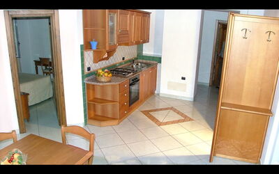 Epomeo: Propriété, Pièce, Sol, Meubles, Cabinetry, Cuisine, Tuile, Maison, Bâtiment, Sol