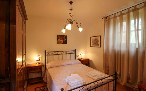 Borgo di Usciano: Lit, Meubles, Chambre, Design Intérieur, Mur, Sol, Sol, Drap De Lit, Plafond, Literie