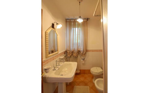 Borgo di Usciano: Mur, Luminaire Plomberie, Lavabo, Design Intérieur, Sol, Salle De Bains, Évier, Robinet, Sol, Éclairage