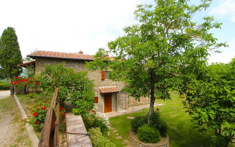 Borgo di Usciano: Plante, Ciel, Nuage, Propriété, Bâtiment, Fenêtre, Vert, Arbre, Paysage Naturel, Maison