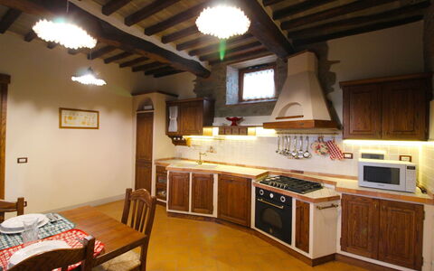 Borgo di Usciano: Pièce, Propriété, Bâtiment, Meubles, Cuisine, Comptoir, Cabinetry, Design Intérieur, Sol, Plafond