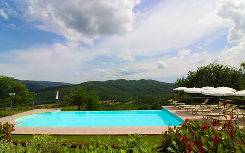 Borgo di Usciano: Nuage, L'Eau, Ciel, Plante, Piscine, Bâtiment, Bleu, Bleu Azur, Arbre, Paysage Naturel