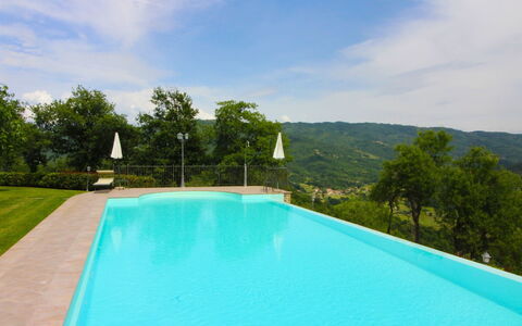 Borgo di Usciano: L'Eau, Nuage, Ciel, Plante, Piscine, La Nature, Bleu Azur, Arbre, Plan D'Eau, Herbe