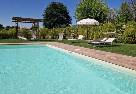 Podere i Gigli: L'Eau, Plante, Ciel, Propriété, Piscine, Bleu Azur, Arbre, Ombre, Rectangle, Mobilier De Jardin