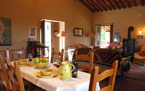 Compignano Barn: Pièce, Propriété, Bâtiment, Meubles, Design Intérieur, Table, Maison, Salle À Manger, Immobilier, Restaurant