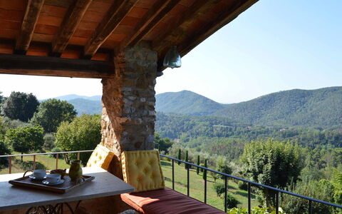 Compignano Barn: Propriété, Maison, Pièce, Arbre, Bâtiment, Immobilier, Ciel, Chalet, Vacances, Porche