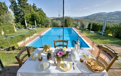 Villa Dorella Di Montaperti: Propriété, Biens, Immobilier, Piscine, Vacances, Maison, Table, Loisir, Montagne, Villa