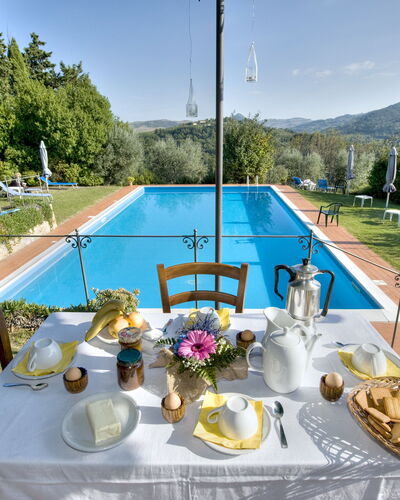 Villa Dorella Di Montaperti: Propriété, Biens, Immobilier, Piscine, Vacances, Maison, Table, Loisir, Montagne, Villa