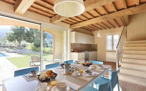 Uva: Propriété, Bâtiment, Pièce, Immobilier, Design Intérieur, Maison, Plafond, Meubles, Table, Salle À Manger