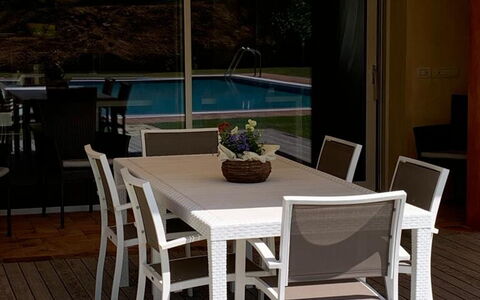 Uva: Table, Meubles, Propriété, Chaise, Bleu Azur, Bois, Ombre, Mobilier De Jardin, L'Eau, Design Intérieur
