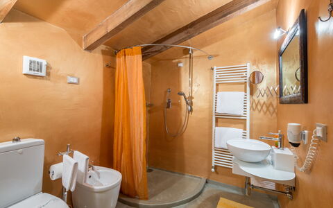Villa Del Santo Bastiano: Salle De Bains, Pièce, Propriété, Design Intérieur, Luminaire Plomberie, Bâtiment, Siège De Toilette, Lavabo, Bidet, Sol