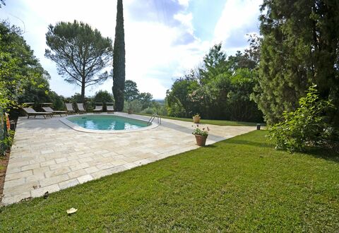 Villa Del Castagno: Propriété, Herbe, Biens, Immobilier, Pelouse, Maison, Arbre, Piscine, Cour, Lot Terre