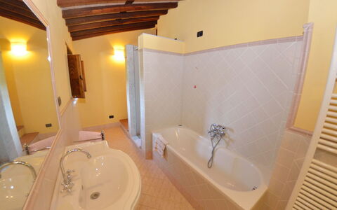 Batticapo di Ilaria: Propriété, Pièce, Salle De Bains, Bâtiment, Baignoire, Design Intérieur, Maison, Immobilier, Sol, Biens