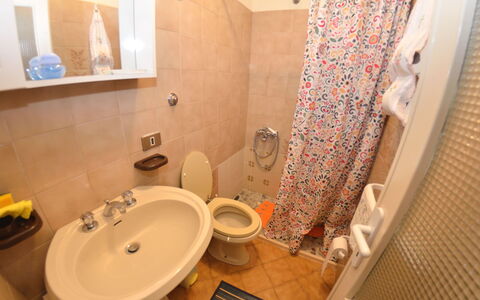 Casa Irene: Salle De Bains, Propriété, Pièce, Siège De Toilette, Design Intérieur, Toilette, Tuile, Sol, Lavabo, Luminaire Plomberie