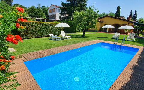 La Capannella: L'Eau, Plante, Propriété, Bâtiment, Ciel, Piscine, La Nature, Bleu Azur, Arbre, Ombre