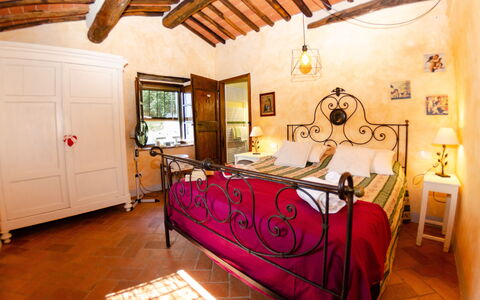 Podere L'istrice: Chambre, Pièce, Propriété, Meubles, Lit, Design Intérieur, Bâtiment, Plafond, Cadre De Lit, Drap De Lit