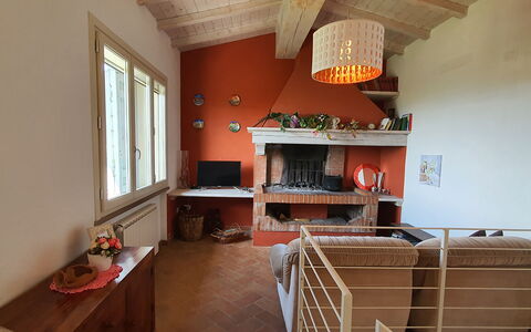 Podere San Martino: Propriété, Bâtiment, Fenêtre, Étagère, Rayonnage, Bois, Orange, Design Intérieur, Salon, Sol