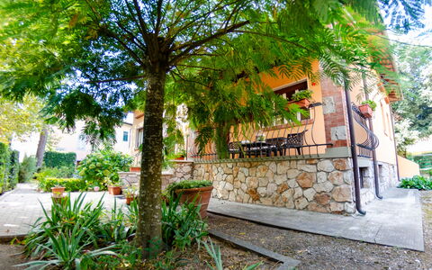Villa Elisa: Propriété, Maison, Bâtiment, Arbre, Immobilier, Domicile, Architecture, Paysage, Plante, Pièce
