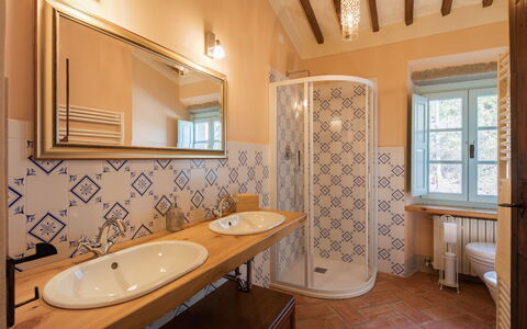 Villa Mezzavia: Pièce, Propriété, Salle De Bains, Bâtiment, Design Intérieur, Immobilier, Meubles, Plafond, Tuile, Maison