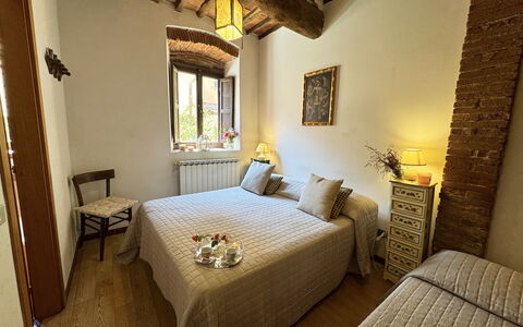 Casina Bella Di Lucca: Mur, Chambre, Bois, Meubles, Lit, Drap De Lit, Literie, Design Intérieur, Sol, Pièce