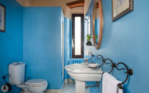 Villa Felciai: Miroir, Photographier, Propriété, Cadre, Bleu, Luminaire Plomberie, Évier, Violet, Salle De Bains, Bleu Azur