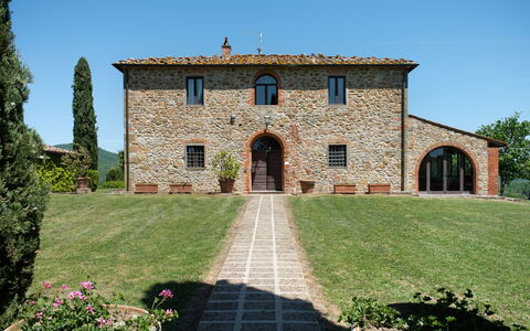 Villa Felciai: Plante, Ciel, Propriété, Fenêtre, Bâtiment, Arbre, Herbe, Brique, Porte, Mur