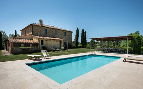 Villa Felciai: L'Eau, Ciel, Plante, Propriété, Bâtiment, Piscine, Arbre, Herbe, Ombre, Rectangle
